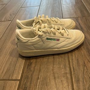 Womens 7.5 reeboks. In great condition!
